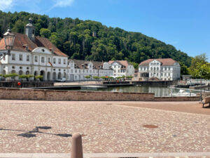 Hafen von Karlshafen, historische Häuserzeile dahinter bewaldete Hügel im Hintergrund