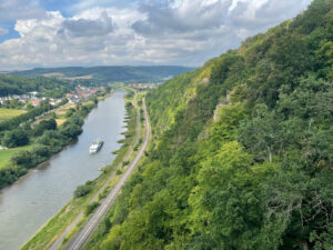 Aussicht vom Weser-Skywalk nach Norden, in der Tiefe fährt auf der Weser ein Schiff