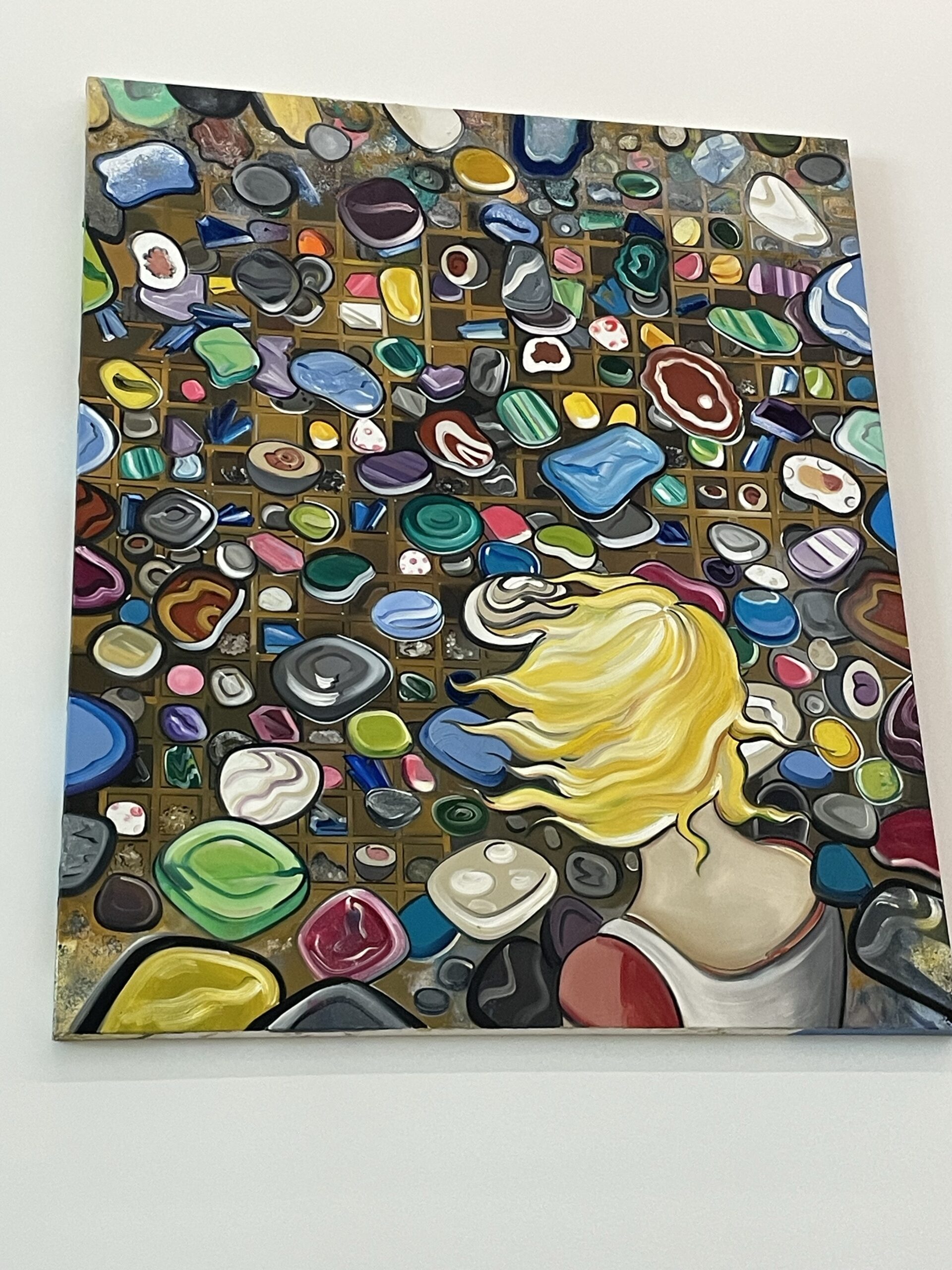 Foto von einem Kunstbild, darauf sind sehr viele Dosen und Behälter und Formen, die über oder vor einem Regal oder Setzkasten zu schweben scheinen, am unteren Rand ist Rücken und Hinterkopf einer blonden Person gemalt